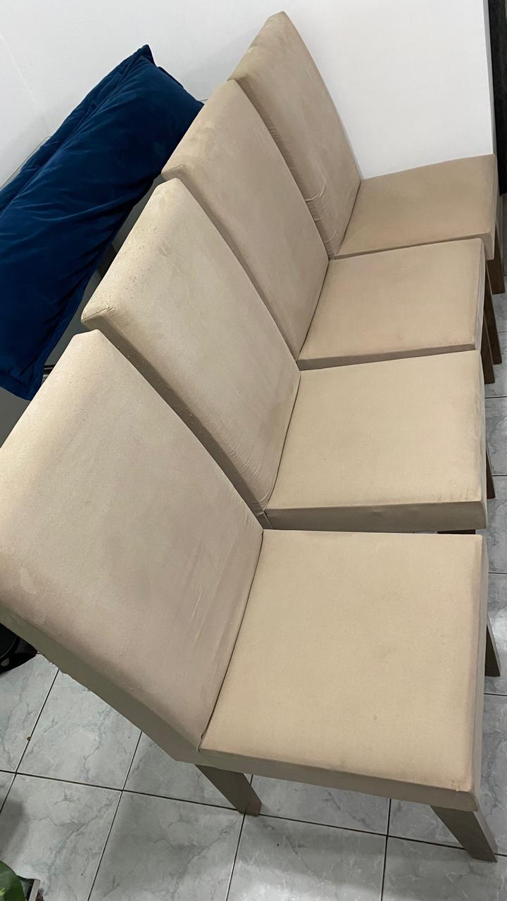 Cadeiras bege depois da higienização