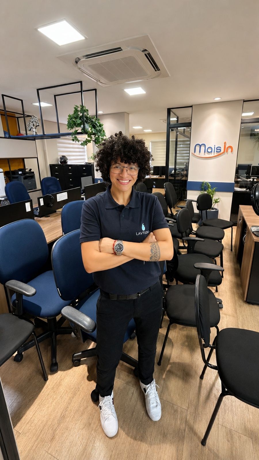 Profissional LavTudo em ambiente corporativo