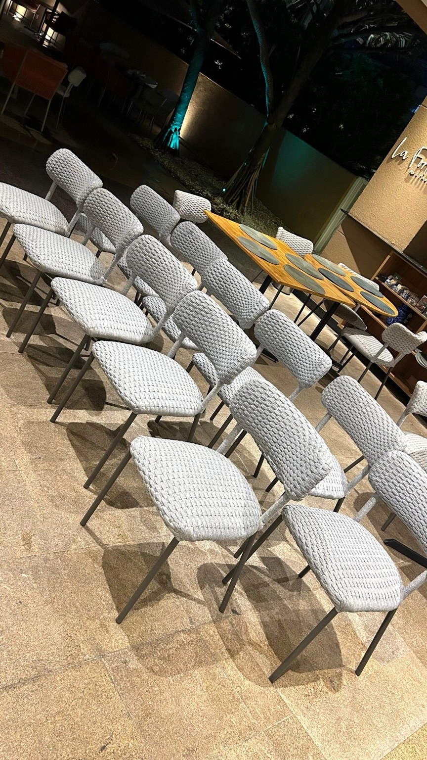 Cadeiras de restaurante higienizadas pela LavTudo