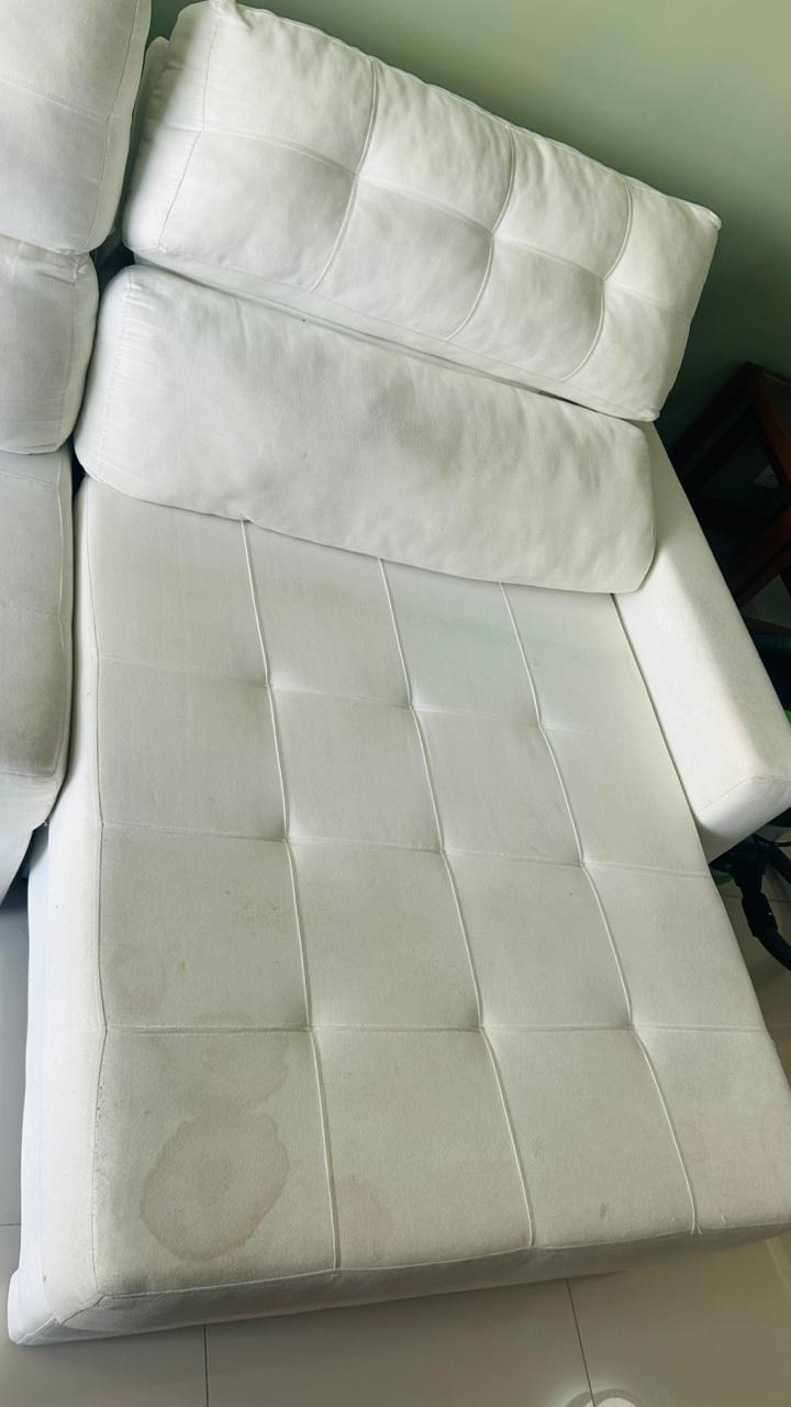 Sofá branco antes da higienização