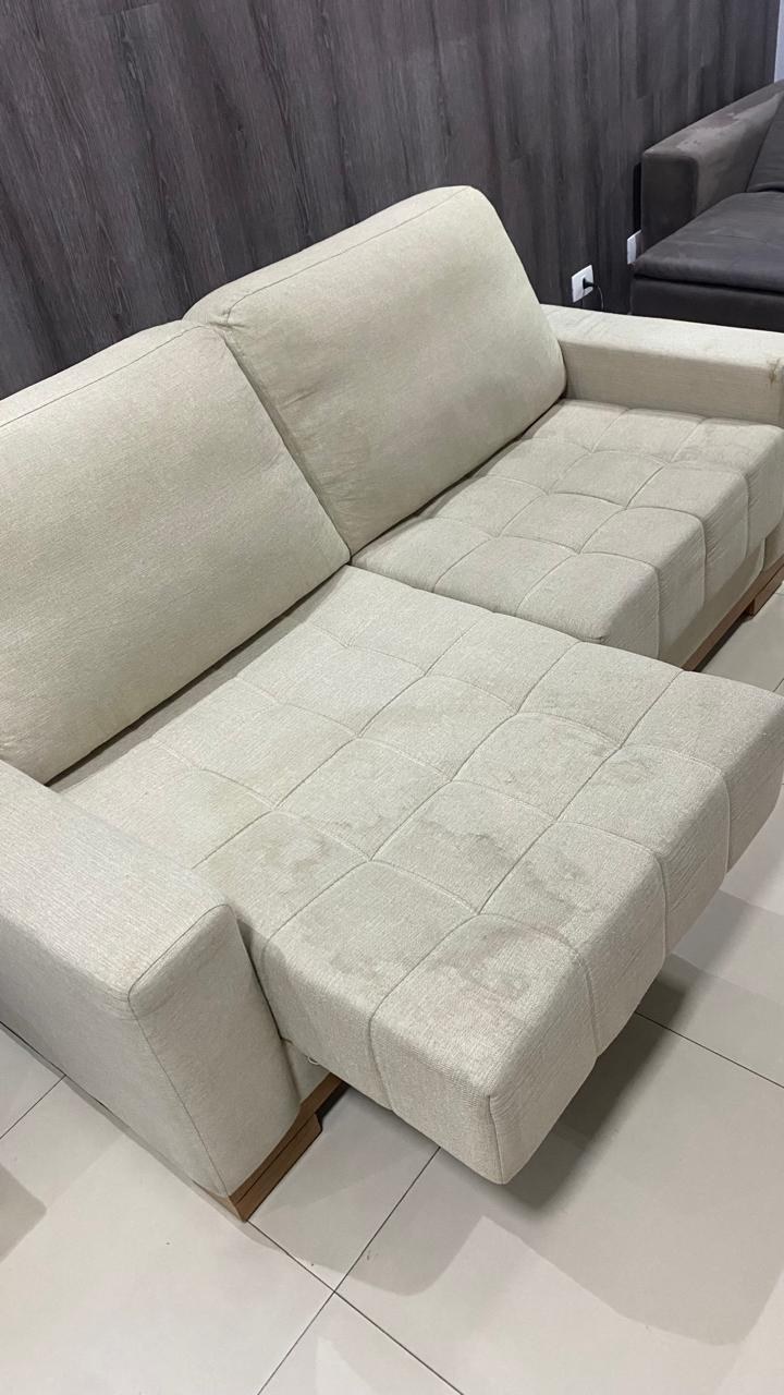 Sofá retrátil bege antes da higienização